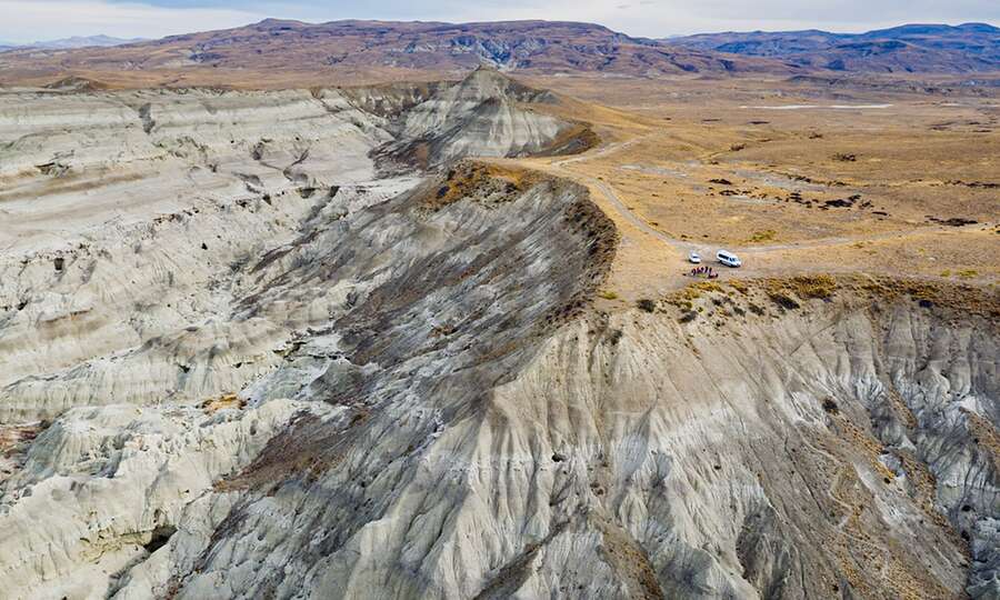 Vista aérea de la depresión de arcillas y el camino de acceso al sitio