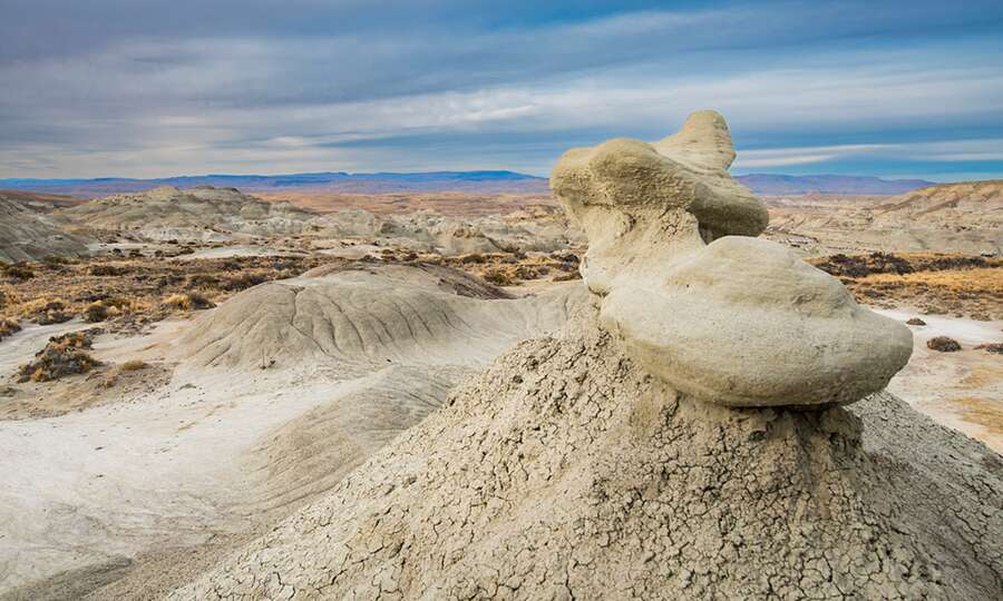 Roca con forma de hongo en medio de la estepa