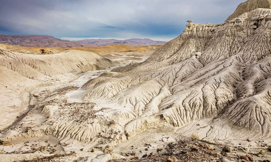 El valle erosionado, con la meseta de fondo