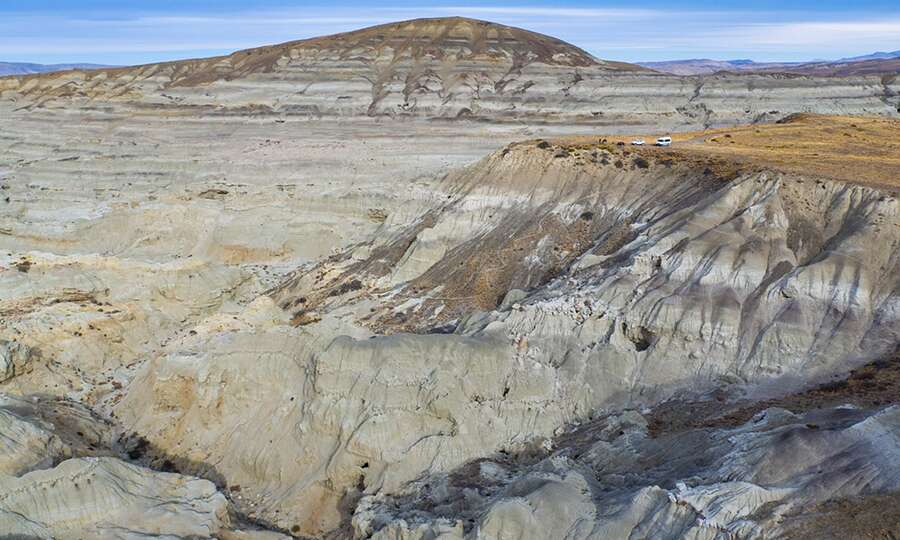 La gran depresión erosionada al pie del cerro Los Hornos