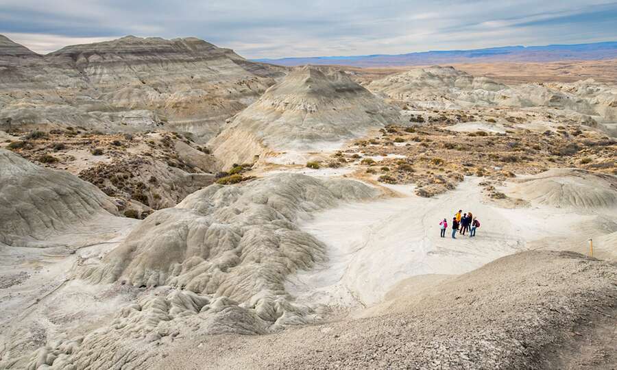 Caminata entre las lomas modeladas por el viento y el agua