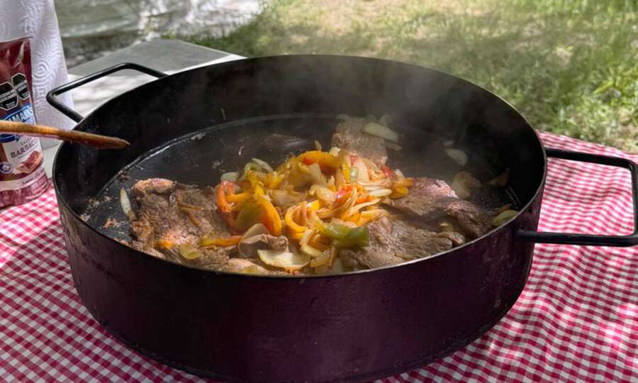 Disc-grilled steaks with vegetables