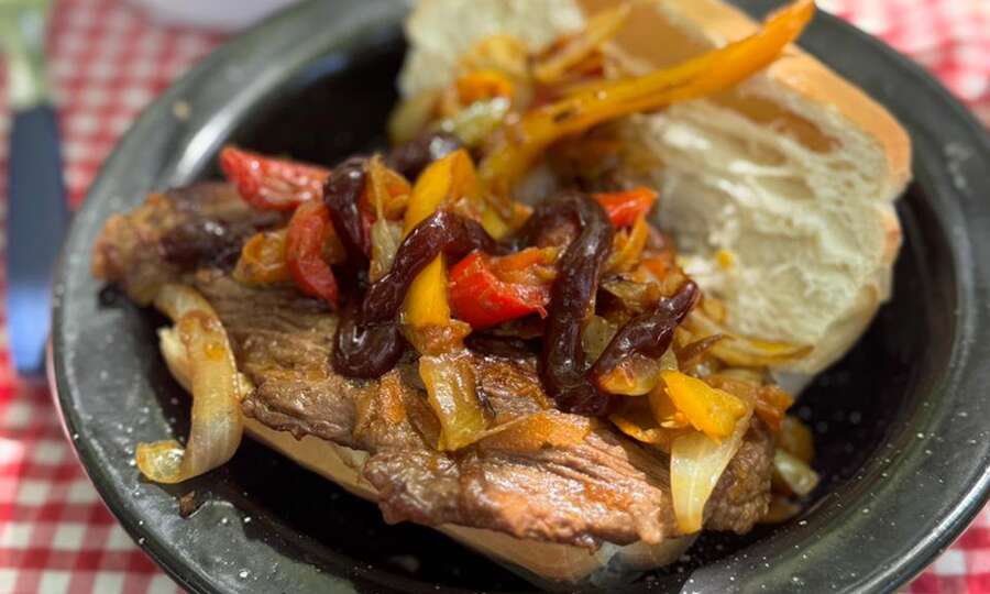Disc-grilled steak sandwich with vegetables