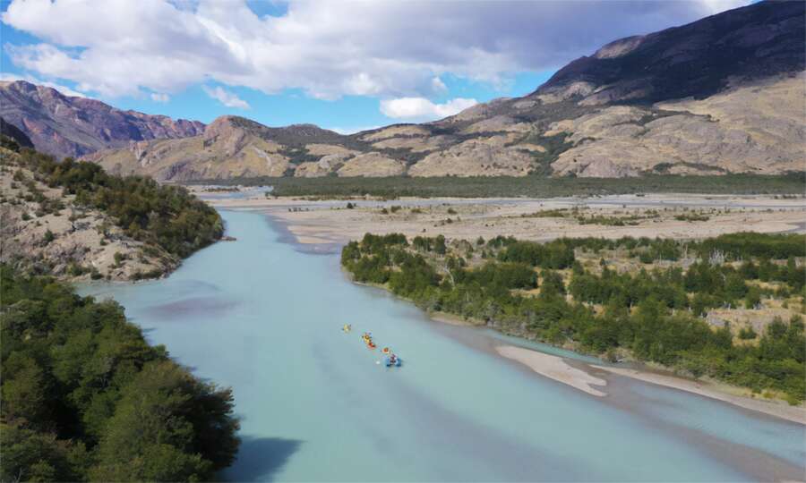 Aerial view of the kayaks in the Río de las Vueltas valley