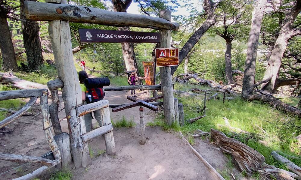 La entrada al Parque Nacional Los Glaciares en el sendero desde el Portal Río Eléctrico