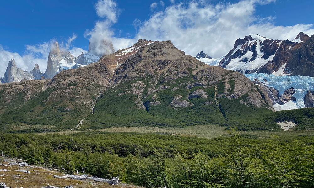 El valle del río Blanco, con el glaciar Piedras Blancas y el Fitz Roy