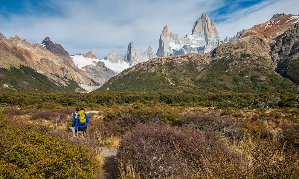 Caminantes en el valle del río Blanco, frente al Fitz Roy