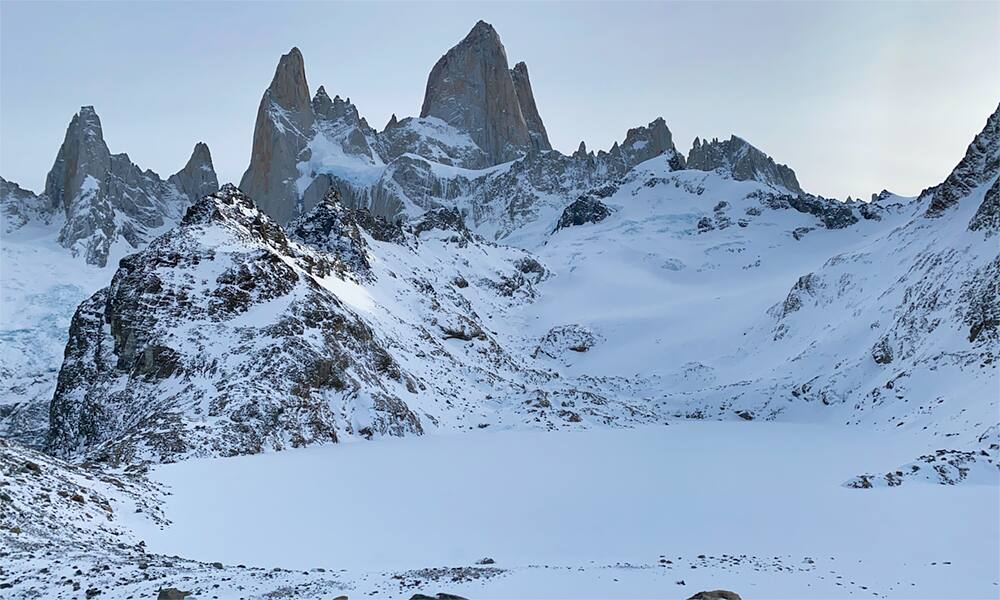La Laguna De los Tres congelada en invierno