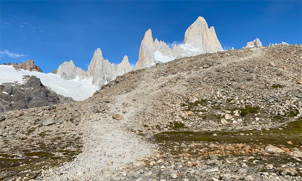 El ascenso a la cresta de la morena frontal de la Laguna De los Tres