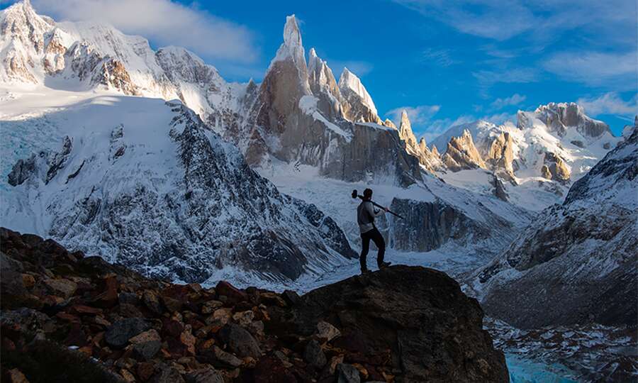 Fotógrafo cerca del Cerro Torre al amanecer