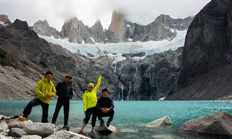 Grupo de fotógrafos cerca de Laguna Sucia