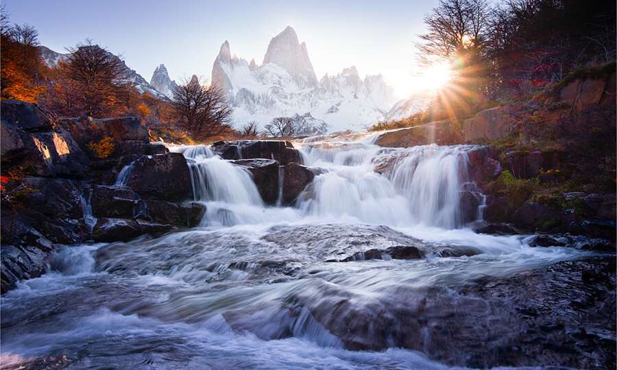 Una hermosa cascada y el imponente Fitz Roy