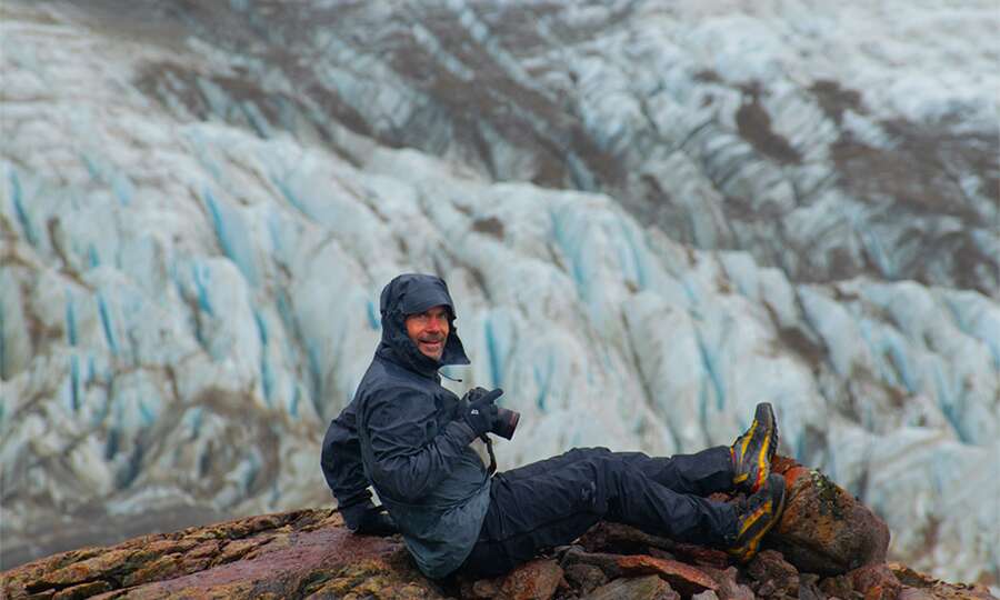Fotógrafo cerca de un glaciar