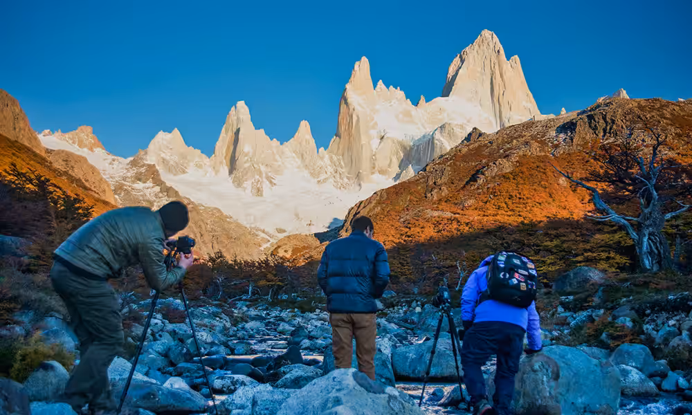 Fotógrafos capturando el Fitz Roy al amanecer