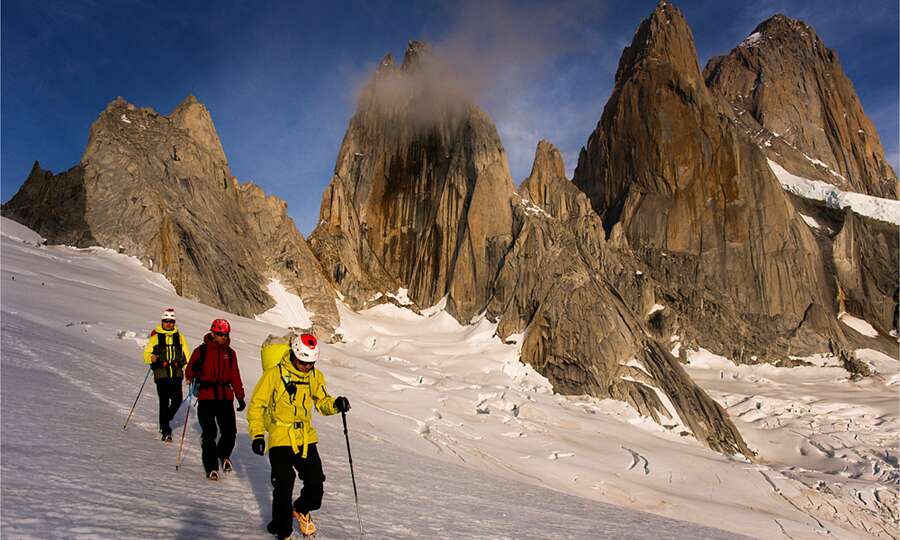 Excursionistas explorando los glaciares del Parque Nacional